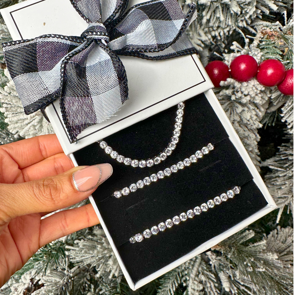 The perfect gift for her has to be our tennis necklace🤍🎁✨ #giftforyo